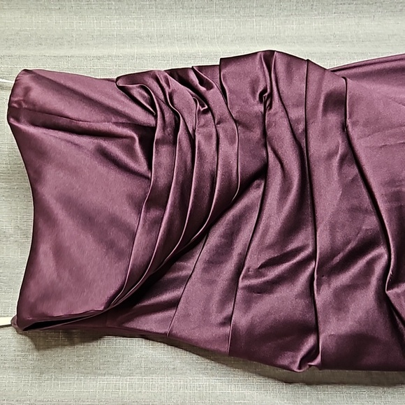 DAVIDS BRIDAL STRAPLESS BRIDESMAID DRESS WITH RUCHING IN WINE SIZE 12 - Picture 6 of 9